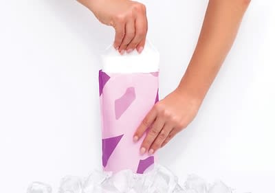 Hände holen Binden aus Verpackung