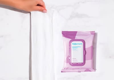 Hand hält Frida Mom Bindenpackung