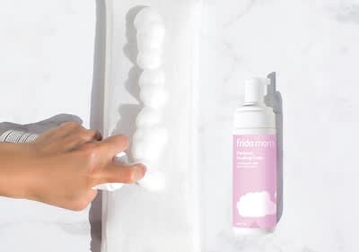 Hand sprüht frida mom Schaum