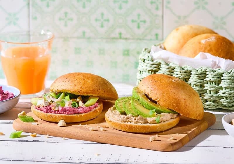 Glutenfreie Brötchen mit Avocado und Rote-Bete-Belag