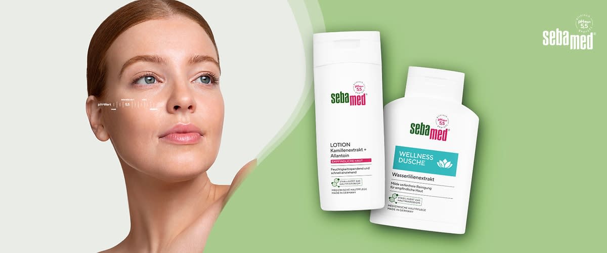 Zwei weiße Flaschen mit grüner und pinker Schrift auf einem hellgrünen Hintergrund, links eine Lotion mit Kamillenextrakt von sebamed, die feuchtigkeitsspendend und für empfindliche Haut geeignet ist, rechts eine Wellness Dusche von sebamed, die ebenfalls für empfindliche Haut geeignet ist und sich für tägliches Duschen empfiehlt, oben rechts das sebamed-Logo in weißer Schrift