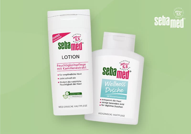 Zwei Sebamed-Produkte vor einem hellgrünen Hintergrund, links eine Lotion mit Kamillenextrakt in einer weißen Flasche mit pinkem und grünem Aufdruck, rechts eine Wellness Dusche in einer weißen Flasche mit türkisfarbenem und grünem Aufdruck, beide Produkte sind medizinische Hautpflege und tragen das Sebamed-Logo sowie den Hinweis auf einen pH-Wert von 5,5