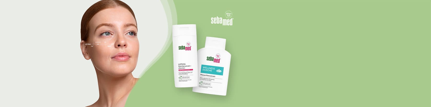 Zwei Sebamed-Produkte vor einem hellgrünen Hintergrund, links eine Lotion mit Kamillenextrakt in einer weißen Flasche mit pinkem und grünem Aufdruck, rechts eine Wellness Dusche in einer weißen Flasche mit türkisfarbenem und grünem Aufdruck, beide Produkte sind medizinische Hautpflege und tragen das Sebamed-Logo sowie den Hinweis auf einen pH-Wert von 5,5