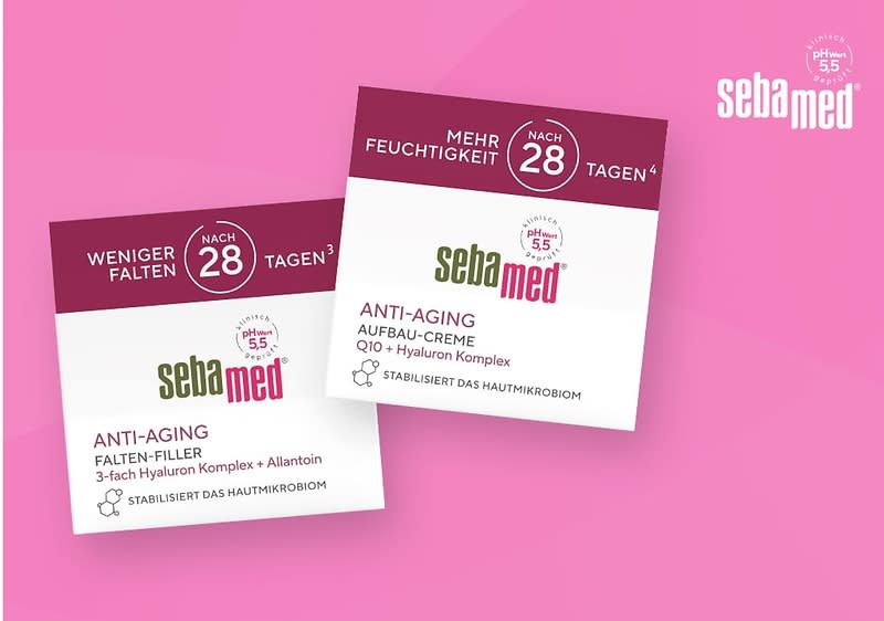 Zwei Sebamed Anti-Aging Produkte auf blauem Hintergrund mit dunkelhaariger Frau, die ihre Wange eincremt