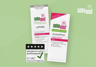 Zwei Produktverpackungen von Sebamed auf einem hellgrünen Hintergrund, links eine weiße Lotion-Verpackung und rechts eine weiße Shampoo-Verpackung, die Lotion trägt das schwarze ECARF-Siegel mit fünf Sternen und dem Text Allergikerfreundlich Qualitätsgeprüft, www.ecarf-siegel.org, oben rechts das Sebamed-Logo in weiß