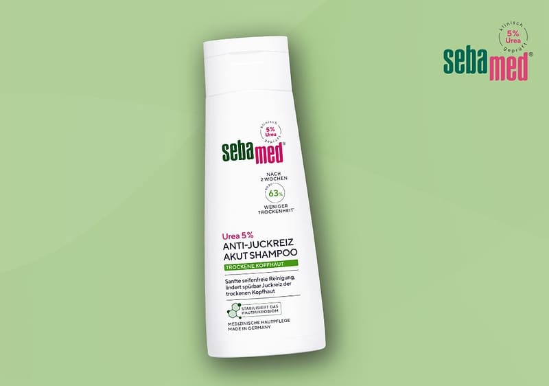 Zwei Produktverpackungen von Sebamed auf einem hellgrünen Hintergrund, links eine weiße Lotion-Verpackung und rechts eine weiße Shampoo-Verpackung, die Lotion trägt das schwarze ECARF-Siegel mit fünf Sternen und dem Text Allergikerfreundlich Qualitätsgeprüft, www.ecarf-siegel.org, oben rechts das Sebamed-Logo in weiß