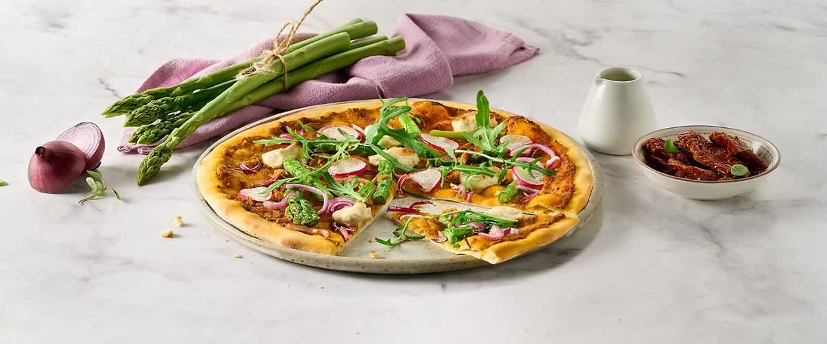 Vegane Frühlingspizza mit Spargel, Radieschen & Rucola