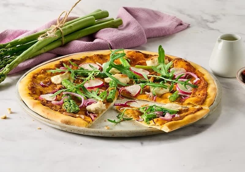 Vegane Frühlingspizza mit Spargel, Radieschen & Rucola