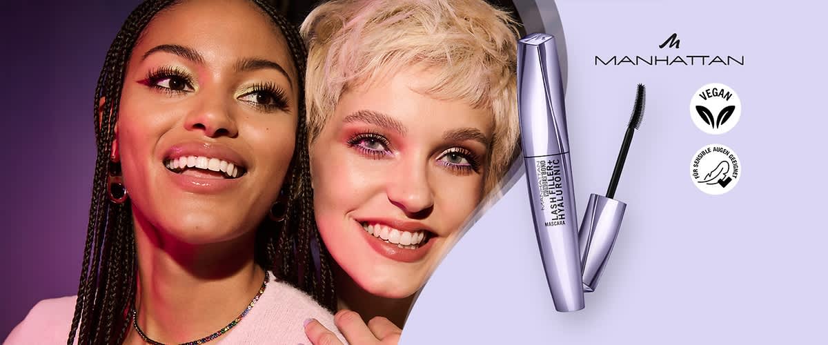 Lila-metallic Mascara-Flasche der Marke Manhattan mit geöffnetem, gebogenem Bürstchen und Aufdruck „Lash Lift Hyaluronic Mascara“, rechts oben Markenlogo und veganes Siegel