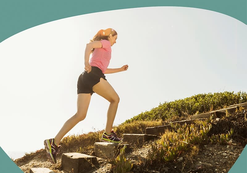 Frau joggt Treppe hinauf