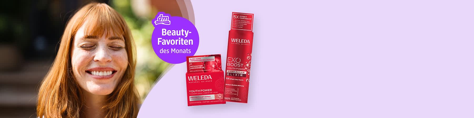 Porträt einer lächelnden rothaarigen Frau links; rechts zwei rote Weleda-Produktverpackungen mit Texten „WELEDA YOUTH POWER Tagespflege“ und „WELEDA EXO BOOST Night Power Elixir“ sowie lila Kreis mit weißer Aufschrift „dm Beauty-Favoriten des Monats“