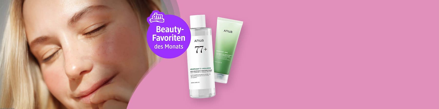 Eine rosa Hintergrundfläche zeigt zwei Anua-Produkte: eine grüne Tube und eine transparente Flasche mit der Aufschrift „77+“. Daneben steht ein lila Kreis mit dem Text „Beauty-Favoriten des Monats“.