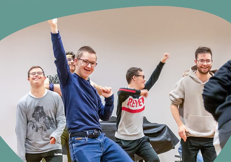 Jugendliche tanzen ausgelassen zusammen