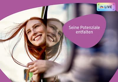 Frau mit langen Haaren schaut aus dem Fenster und ist fröhlich