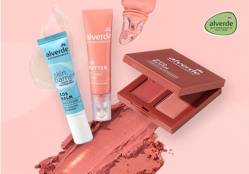 Drei alverde-Kosmetikprodukte auf roséfarbenem Hintergrund: links ein hellblaues Tube skin barrier SOS balm, mittig ein roséfarbenes Tube lip butter intense care, rechts ein offenes bronzefarbenes Rouge-Döschen mit zwei Farbtönen und Produktproben als Creme- und Puderstriche im Vordergrund, alverde-Logo oben rechts
