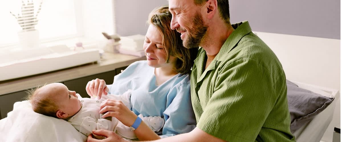 Mutter hält ihr frischgeborenes Baby in den Armen