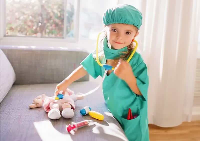 Kleinkind spielt Doktor mit Kuscheltier