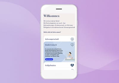 Ein Smartphone mit weißem Gehäuse zeigt die App Fertia mit lila Hintergrund, auf der oben Willkommen steht, gefolgt von einem Text über Zyklusmonitoring, Kinderwunsch und Schwangerschaft, darunter sind drei Abschnitte mit den Titeln Schwangerschaft, Kinderwunsch.
