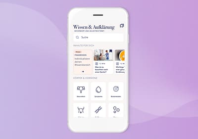 Ein Smartphone mit einer Fertia App-Oberfläche auf einem lila Hintergrund, das Thema Wissen und Aufklärung ist gerade aufgerufen mit dem Untertitel Für Frauen und ihre Sexualität, ein Suchfeld ist sichtbar, darunter sind verschiedene Themenbereiche wie FRAGENBOX: Beantwortet die Expertin deine Wissensfragen und Wie funktioniert der weibliche Zyklus?, darunter Symbole für Gesundheit, Eizelle, Hormone und Menstruation