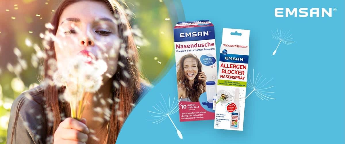 Verpackung einer Emsan Nasendusche und eines Allergen Blocker Nasensprays. Die Nasendusche ist in einer blauen und roten Verpackung mit der Aufschrift „Nasendusche Komplett-Set zur sanften Reinigung“. Das Nasenspray ist in einer weißen Verpackung mit der Aufschrift „Allergen Blocker Nasenspray“. Beide Produkte sind mit einem blauen Hintergrund und weißen Pusteblumen dekoriert.