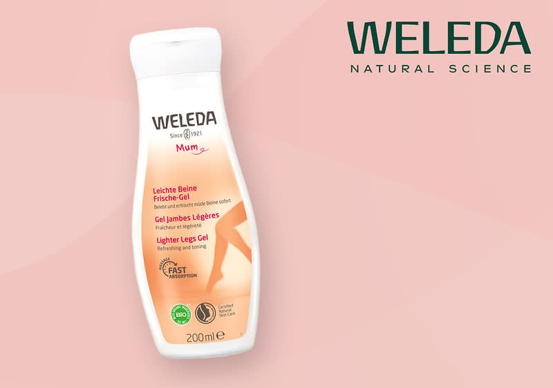 Eine weiße Flasche mit einem orangefarbenen Etikett, auf dem Weleda und Leichte Beine Frische-Gel steht, daneben das Weleda-Logo und der Schriftzug Natural Science auf einem hellrosa Hintergrund