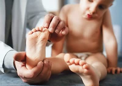 Kleinkind bei der H-Untersuchung