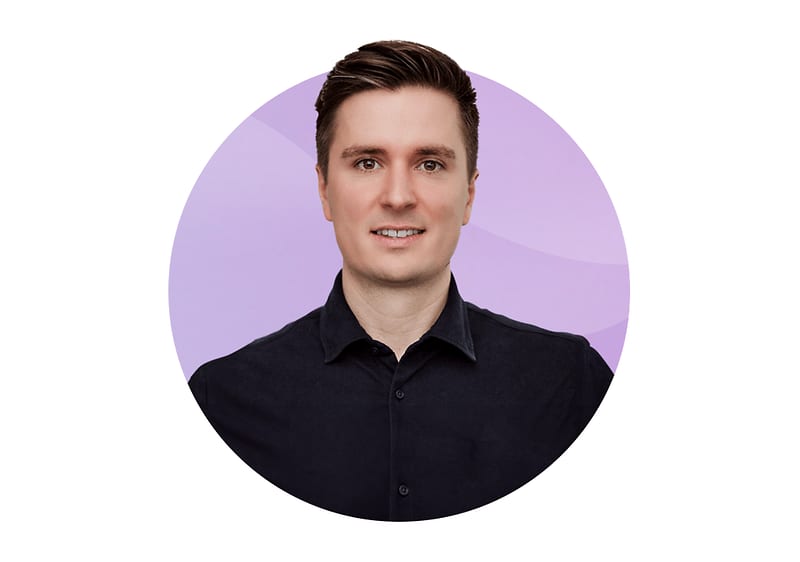 Professor Dr. Ruben Kuon vor einem hellvioletten Hintergrund