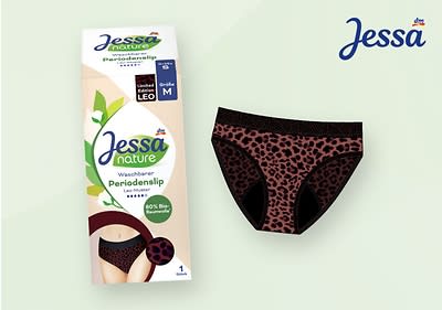 Eine Verpackung der Marke Jessa Nature mit einem waschbaren Periodenslip in der Größe M, der Slip hat ein Leopardenmuster und besteht zu 80% aus Bio-Baumwolle, die Verpackung ist in hellen Farben gehalten und zeigt das Jessa-Logo sowie einen Hinweis auf die limitierte Edition mit einem kleinen Bild des Slips auf der Vorderseite, daneben ist das Jessa-Logo erneut abgebildet auf einem hellgrünen Hintergrund