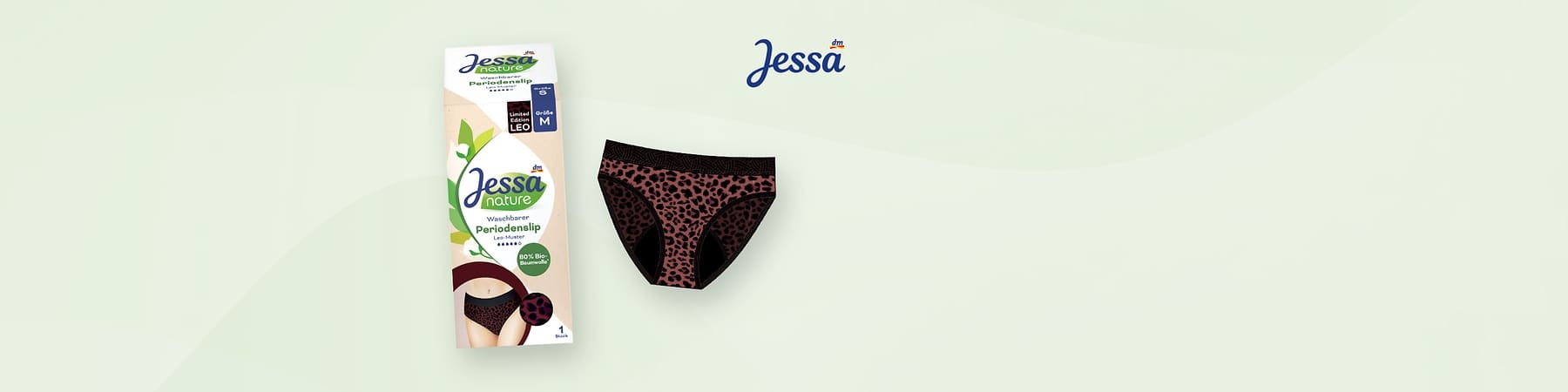 Eine Verpackung der Marke Jessa Nature mit einem waschbaren Periodenslip in der Größe M, der Slip hat ein Leopardenmuster und besteht zu 80% aus Bio-Baumwolle, die Verpackung ist in hellen Farben gehalten und zeigt das Jessa-Logo sowie einen Hinweis auf die limitierte Edition mit einem kleinen Bild des Slips auf der Vorderseite, daneben ist das Jessa-Logo erneut abgebildet auf einem hellgrünen Hintergrund