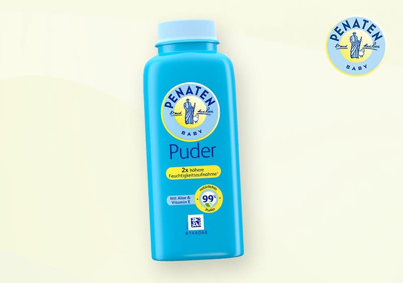 Eine blaue Plastikflasche mit der Aufschrift Penaten Baby Puder und einem gelben Etikett, das 2x höhere Feuchtigkeitsaufnahme und Mit Aloe & Vitamin E zeigt, daneben das Penaten-Logo mit einem Mann in antiker Kleidung und einem Speer, die Flasche enthält 99% natürliche Inhaltsstoffe und hat die Nummer 4T6056 aufgedruckt.