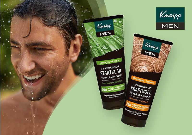 Zwei Produktverpackungen der Marke Kneipp MEN sind auf einem grünen Hintergrund zu sehen, "5 in 1 Pflegedusche Startklar für Haare, Haut & Gesicht" sowie "3 in 1 Pflegedusche Kraftvoll für Haare, Haut & Gesicht", oben rechts ist das Kneipp MEN Logo zu sehen, im Hintergrund ist eine verschwommene Person unter einer Dusche zu erkennen
