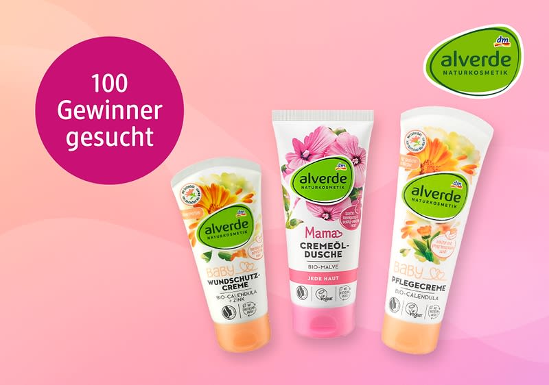 Drei Produktverpackungen der Marke alverde Naturkosmetik sind abgebildet, links eine Tube mit der Aufschrift Baby Wundschutzcreme Bio-Calendula, in der Mitte eine Tube mit der Aufschrift Mama Cremedusche Bio-Malve, rechts eine Tube mit der Aufschrift Pflegecreme Bio-Calendula, alle Verpackungen sind mit floralen Illustrationen verziert, oben rechts das alverde-Logo mit grünem Hintergrund und der Schriftzug Naturkosmetik, links ein rosa Kreis mit dem Text 100 Gewinner gesucht