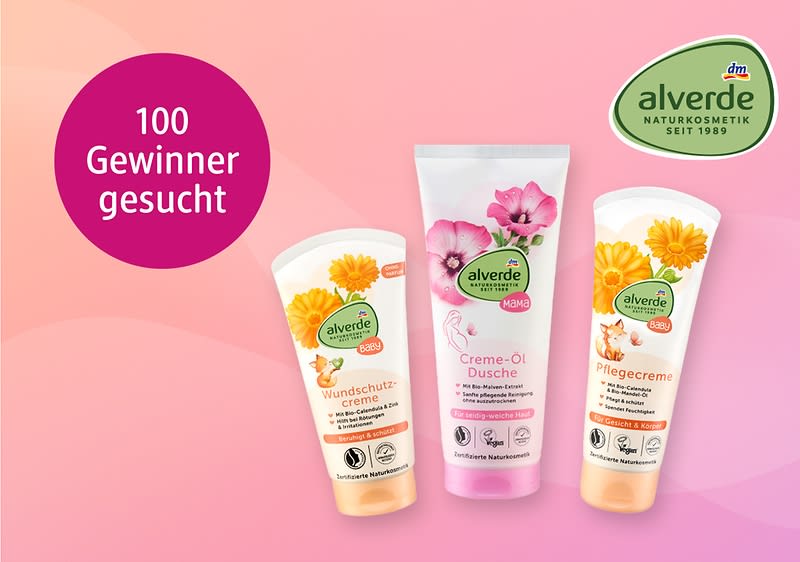Drei Produktverpackungen der Marke alverde Naturkosmetik sind abgebildet, links eine Tube mit der Aufschrift Baby Wundschutzcreme Bio-Calendula, in der Mitte eine Tube mit der Aufschrift Mama Cremedusche Bio-Malve, rechts eine Tube mit der Aufschrift Pflegecreme Bio-Calendula, alle Verpackungen sind mit floralen Illustrationen verziert, oben rechts das alverde-Logo mit grünem Hintergrund und der Schriftzug Naturkosmetik, links ein rosa Kreis mit dem Text 100 Gewinner gesucht