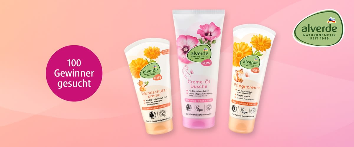 Drei Produktverpackungen der Marke alverde Naturkosmetik sind abgebildet, links eine Tube mit der Aufschrift Baby Wundschutzcreme Bio-Calendula, in der Mitte eine Tube mit der Aufschrift Mama Cremedusche Bio-Malve, rechts eine Tube mit der Aufschrift Pflegecreme Bio-Calendula, alle Verpackungen sind mit floralen Illustrationen verziert, oben rechts das alverde-Logo mit grünem Hintergrund und der Schriftzug Naturkosmetik, links ein rosa Kreis mit dem Text 100 Gewinner gesucht