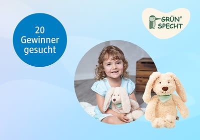 Ein kleines Mädchen mit lockigem, blondem Haar trägt ein hellblaues Kleid und hält ein Plüschhäschen mit beigem Fell und einem grünen Halstuch, daneben ist das gleiche Plüschhäschen abgebildet, oben rechts befindet sich das Logo der Marke Grünspecht mit einem grünen Specht und der Schriftzug GRÜNSPECHT.