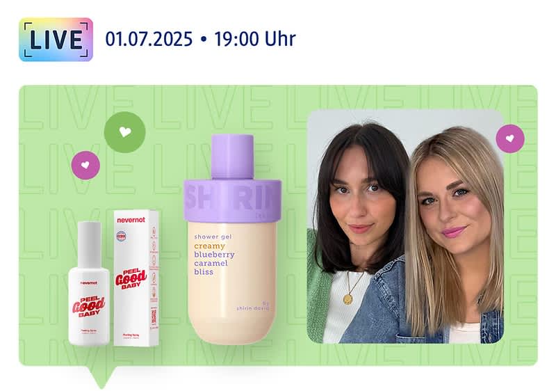 01.07.2025, 19:00 Uhr, Moderation lächelt in die Kamera + SHIRIN Duschgel Creamy Blueberry Caramel Bliss sowie BANANA BEAUTY Lippenöl Spritz o Clock