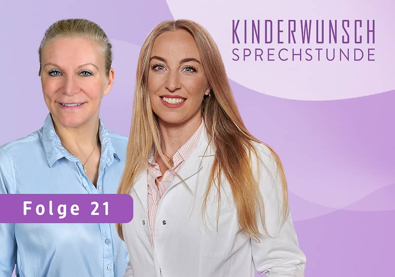 Zwei Frauen stehen nebeneinander, die linke trägt eine hellblaue Bluse und die rechte einen weißen Arztkittel über einer gestreiften Bluse, beide haben ein unscharfes Gesicht, im Hintergrund sind lila und violette Farbflächen, oben rechts steht in lila Schrift Kinderwunsch Sprechstunde, unten links auf einem lila Balken steht Folge 21