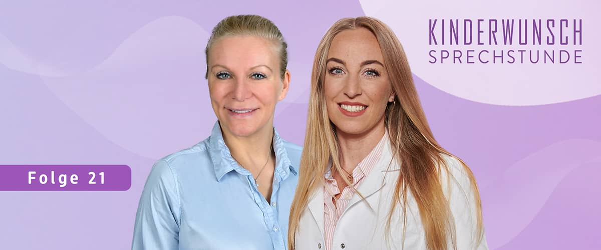 Zwei Frauen stehen nebeneinander, die linke trägt eine hellblaue Bluse und die rechte einen weißen Arztkittel über einer gestreiften Bluse, beide haben ein unscharfes Gesicht, im Hintergrund sind lila und violette Farbflächen, oben rechts steht in lila Schrift Kinderwunsch Sprechstunde, unten links auf einem lila Balken steht Folge 21