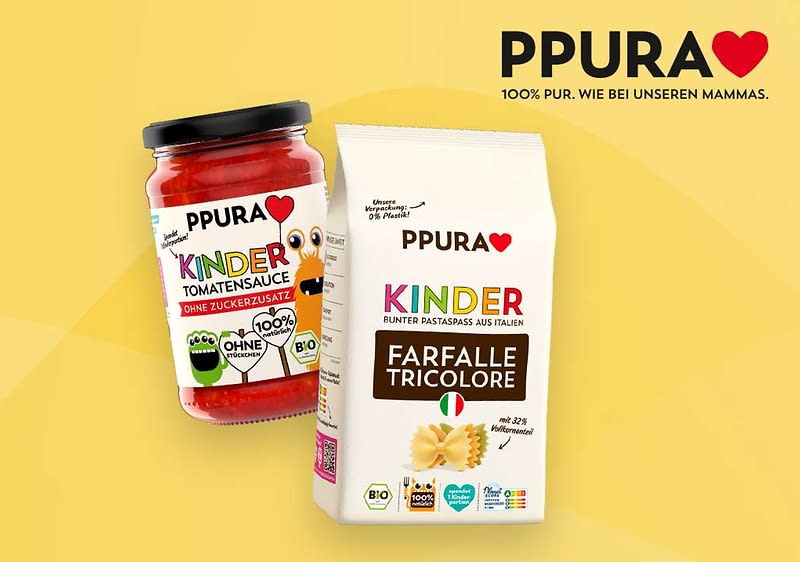 Eine Illustration zeigt zwei PPURA-Produkte vor einem gelben Hintergrund: links ein Glas Kinder Tomatensauce mit der Aufschrift OHNE Zuckerzusatz und Kinder Tomatensauce sowie zwei gezeichnete Figuren, rechts eine Packung Fusilli Vollkornreis mit der Aufschrift PPURA Fusilli 0% Gluten, 100% Geschmack Vollkorn Reis und einem italienischen Flaggen-Symbol, oben rechts der Text PPURA 100% pur. Wie bei unseren Mammas in schwarzer Schrift mit einem roten Herz daneben