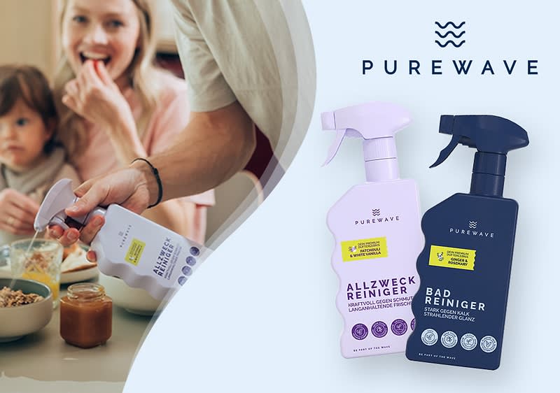 Links im Bild sind drei Personen mit verschwommenen Gesichtern, die an einem Tisch sitzen und eine Flasche mit der Aufschrift Purewave Allzweckreiniger in der Hand halten, während rechts zwei Flaschen abgebildet sind, eine in Rosa mit der Aufschrift Purewave Allzweckreiniger und eine in Schwarz mit der Aufschrift Purewave Badreiniger, darüber steht der Markenname PUREWAVE in blauer Schrift mit einem stilisierten Wellenlogo.