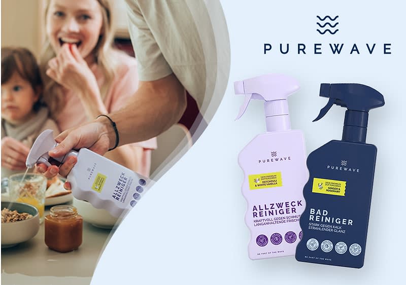 Links im Bild sind drei Personen mit verschwommenen Gesichtern, die an einem Tisch sitzen und eine Flasche mit der Aufschrift Purewave Allzweckreiniger in der Hand halten, während rechts zwei Flaschen abgebildet sind, eine in Rosa mit der Aufschrift Purewave Allzweckreiniger und eine in Schwarz mit der Aufschrift Purewave Badreiniger, darüber steht der Markenname PUREWAVE in blauer Schrift mit einem stilisierten Wellenlogo.