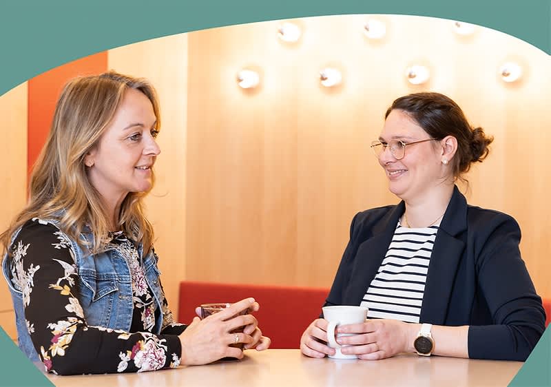Friederike Hagen und Marina Schubert unterhalten sich am Tisch