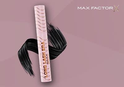 Eine rosafarbene Mascara und der Aufschrift LONG LASH ERA 2000 steht vor einem dunkelroten Hintergrund, daneben ist ein geschwungener schwarzer Mascara-Strich zu sehen, oben rechts steht MAX FACTOR in weißer Schrift, darunter ein rosa Kreis mit der Aufschrift Zuerst bei dm und dem dm-Logo.