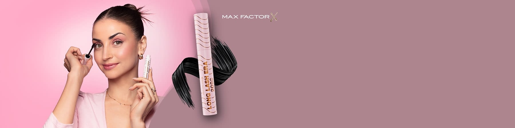 Eine rosafarbene Mascara und der Aufschrift LONG LASH ERA 2000 steht vor einem dunkelroten Hintergrund, daneben ist ein geschwungener schwarzer Mascara-Strich zu sehen, oben rechts steht MAX FACTOR in weißer Schrift, darunter ein rosa Kreis mit der Aufschrift Zuerst bei dm und dem dm-Logo.