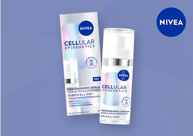 Eine Produktverpackung des NIVEA Cellular Epigenetics Rejuvenating Serums mit der Aufschrift CELLULAR EPIGENETICS und REDUCES DEEP WRINKLES, die Beschreibung Rejuvenating Serum with EPICELLLINE that reverses skin age in 2 weeks und For firmer, even skin sensation + 3 types of Hyaluronic Acid, unten steht CLINICALLY PROVEN und 30 ml, der Hintergrund ist ein einfarbiges Blau mit einem NIVEA-Logo in der oberen rechten Ecke.