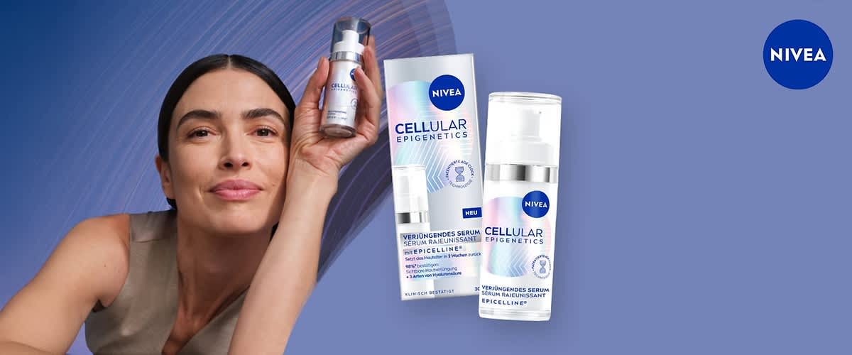 Eine Produktverpackung des NIVEA Cellular Epigenetics Rejuvenating Serums mit der Aufschrift CELLULAR EPIGENETICS und REDUCES DEEP WRINKLES, die Beschreibung Rejuvenating Serum with EPICELLLINE that reverses skin age in 2 weeks und For firmer, even skin sensation + 3 types of Hyaluronic Acid, unten steht CLINICALLY PROVEN und 30 ml, der Hintergrund ist ein einfarbiges Blau mit einem NIVEA-Logo in der oberen rechten Ecke.
