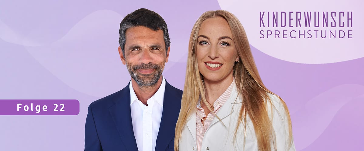 Zwei Personen stehen nebeneinander, die linke Person trägt einen dunkelblauen Anzug mit weißem Hemd, die rechte Person hat langes blondes Haar und trägt einen weißen Arztkittel über einem rosa gestreiften Hemd, im Hintergrund ist ein lila Farbverlauf zu sehen, oben rechts steht in lila Schrift Kinderwunsch Sprechstunde, unten links befindet sich ein lila Rechteck mit der weißen Aufschrift Folge 22