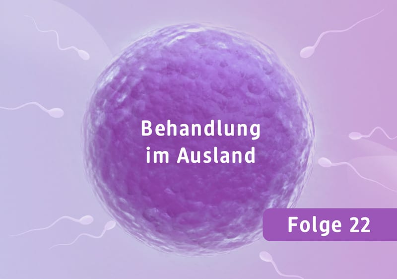 Eine Illustration zeigt eine große, lilafarbene Zelle im Zentrum, umgeben von mehreren weißen Spermien, mit dem Text Behandlung im Ausland in der Mitte der Zelle und Folge 22 in einem lila Rechteck unten rechts.