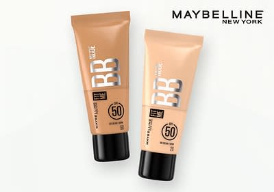 Zwei Tuben Maybelline New York BB Cream in der Farbe Medium und Light mit schwarzem Verschluss, die Tuben sind beige mit silberner Aufschrift BB Nude und Fit Me, darunter steht SPF 50, die Marke Maybelline New York ist oben rechts im Bild zu sehen