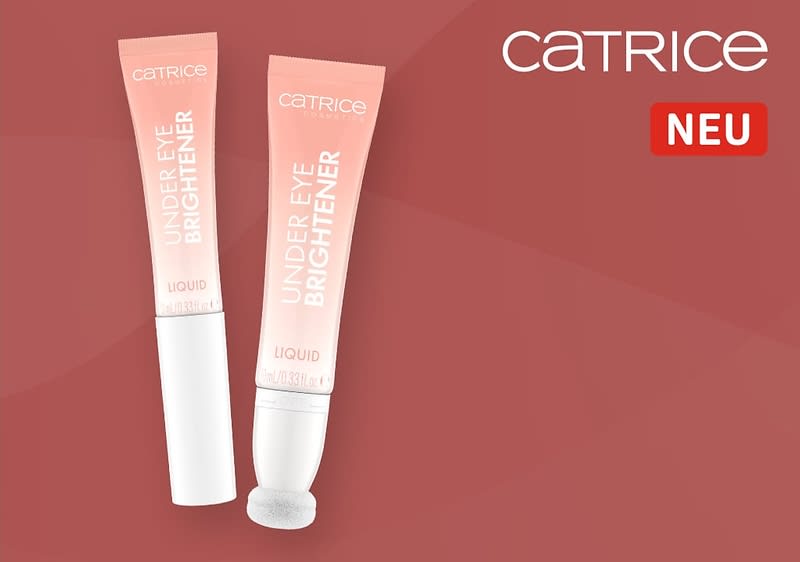 Zwei rosafarbene Tuben des Catrice Under Eye Brightener Liquid mit weißem Applikator, die Tuben sind mit dem Schriftzug CATRICE UNDER EYE BRIGHTENER LIQUID bedruckt, rechts oben steht CATRICE in weißer Schrift und darunter ein rotes Rechteck mit dem weißen Schriftzug NEU auf einem rotbraunen Hintergrund